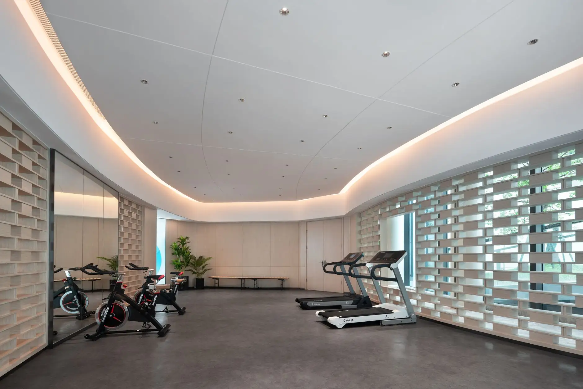 电脑针车与工业缝纫机在皮革缝制中的技术差异与选型建议