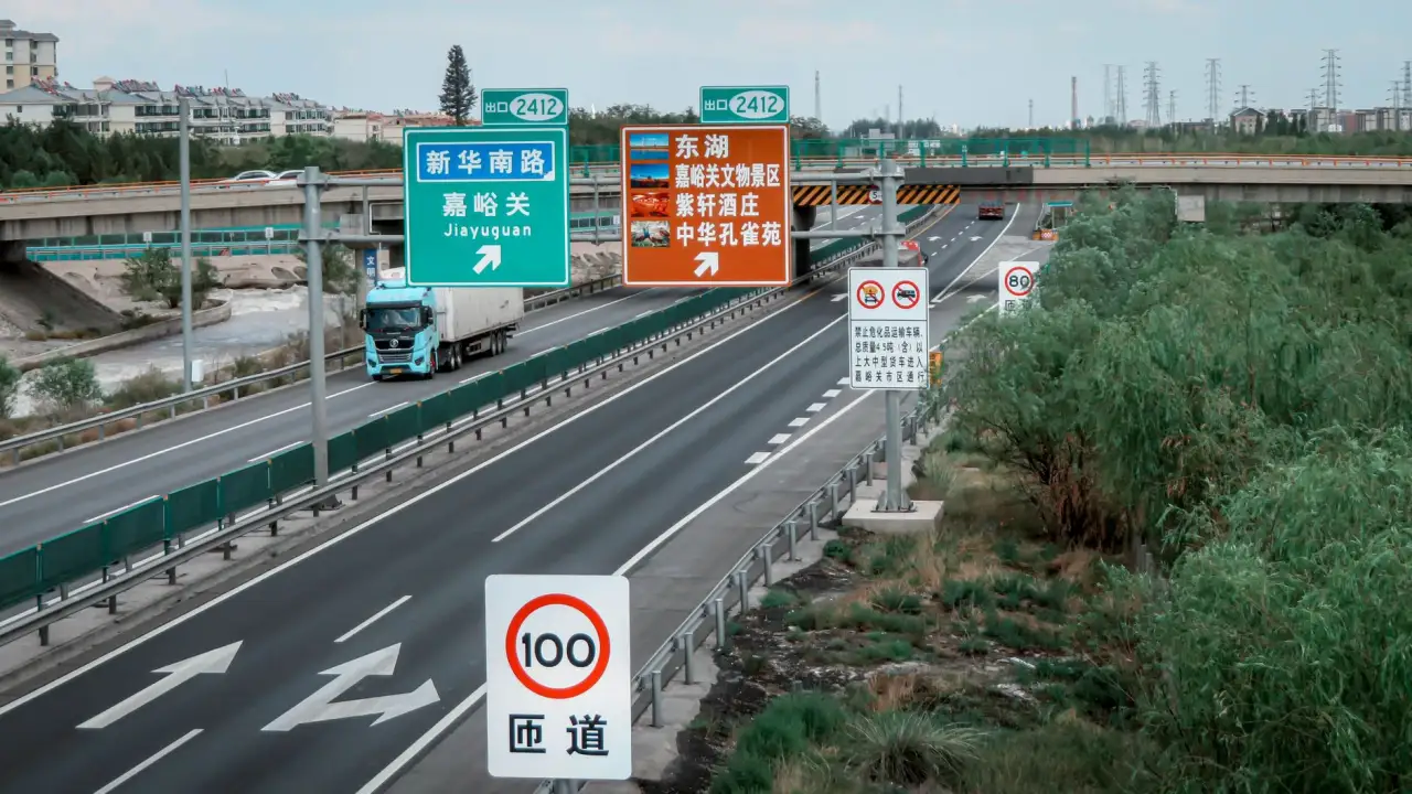 皮革冲孔机针距精度误差控制在0.1mm内的技术实现路径